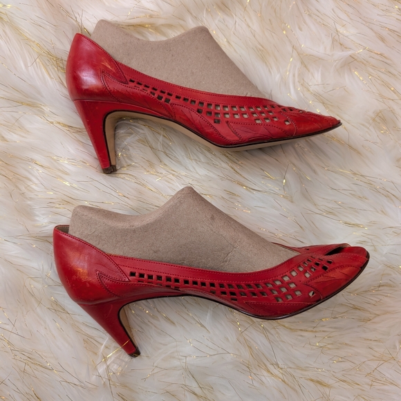 Vintage Red Leather Leaf Peep Toe Heels Italian Bandolino Size 8.5 Narrow - Picture 1 of 12